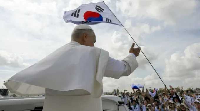 Leão XIV acena a peregrinos sul-coreanos em Tor Vergata em 3 de agosto de 2025 ?? 