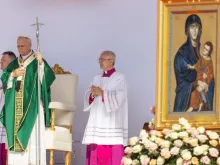 O papa Leão XIV em missa ontem (3) na Universidade Tor Vergata, em Roma.