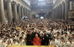 Jovens peregrinos coreanos se reúnem para missa no Jubileu da Juventude na basílica de São Crisógono em Trastevere, celebrada pelo cardeal Andrew Yeom Soo-jung em 31 de julho de 2025.