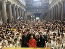 Jovens peregrinos coreanos se reúnem para missa no Jubileu da Juventude na basílica de São Crisógono em Trastevere, celebrada pelo cardeal Andrew Yeom Soo-jung em 31 de julho de 2025.