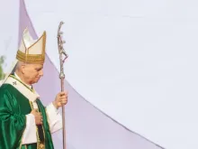 O papa Leão XIV reza em missa para cerca de 1 milhão de jovens peregrinos na Universidade Tor Vergata, nos arredores de Roma, no último domingo (3).