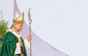 O papa Leão XIV reza em missa para cerca de 1 milhão de jovens peregrinos na Universidade Tor Vergata, nos arredores de Roma, no último domingo (3).