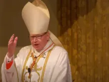 Cardeal Willem Eijk prega em missa, em 31 de julho de 2025, para celebrar a fundação do santuário de Nossa Senhora de Guadalupe pelo cardeal Burke em La Crosse, Wisconsin, EUA, em 2008.