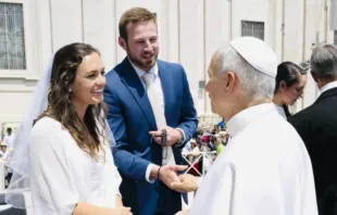 Os recém-casados Anna e Cole Stevens se encontram com o papa Leão XIV em audiência geral em Roma em 11 de junho de 2025.