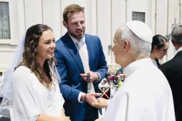 Anna e Cole Stevens se encontram com o papa Leão XIV em audiência geral em Roma em 11 de junho de 2025