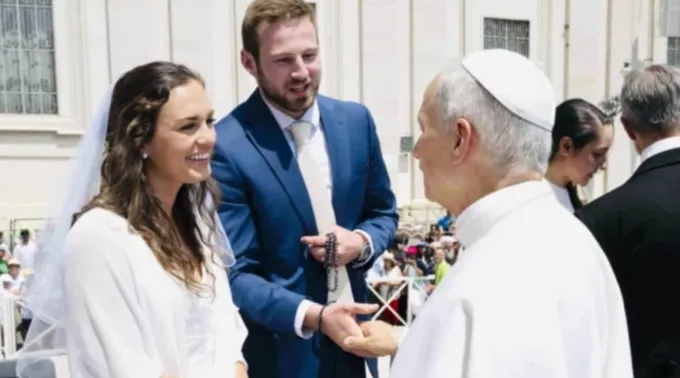 Anna e Cole Stevens se encontram com o papa Leão XIV em audiência geral em Roma em 11 de junho de 2025 ?? 