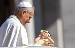 O papa Leão XIV percorreu hoje (6) a praça de São Pedro no papamóvel, como de costume, e parou para abençoar alguns bebês.