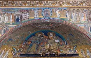 Uma suave cascata de pétalas de rosas brancas cai ontem (5) do teto da basílica de Santa Maria Maior em Roma, na festa da dedicação da basílica, evocando "o milagre da neve", que se diz ter ocorrido há cerca de 1,7 mil anos.