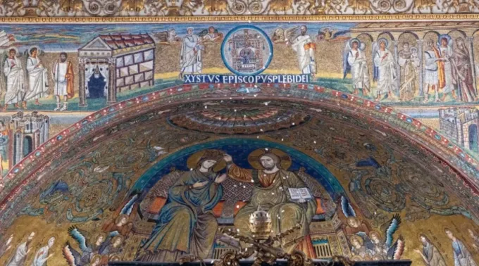 Uma suave cascata de pétalas de rosas brancas cai do teto da basílica de Santa Maria Maior em 5 de agosto de 2025 ?? 