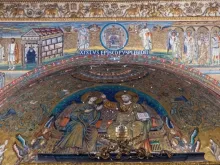 Uma suave cascata de pétalas de rosas brancas cai ontem (5) do teto da basílica de Santa Maria Maior em Roma, na festa da dedicação da basílica, evocando "o milagre da neve", que se diz ter ocorrido há cerca de 1,7 mil anos.