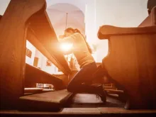 Mulher rezando. Imagem referencial.