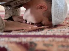 Muçulmano reza no mês sagrado islâmico do Ramadã.