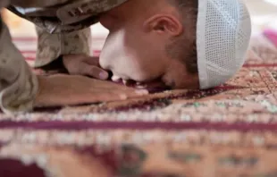 Muçulmano reza no mês sagrado islâmico do Ramadã.