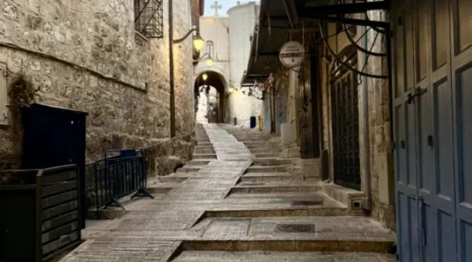 Ruas desertas em Jerusalém enquanto a cidade se preparava para ataques aéreos iranianos em junho de 2025 ?? 