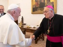 O papa Francisco cumprimenta o bispo Nicholas DiMarzio, do Brooklyn, no Vaticano, na visita ad limina da Região II da USCCB, em 15 de novembro de 2019.