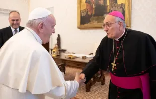 O papa Francisco cumprimenta o bispo Nicholas DiMarzio, do Brooklyn, no Vaticano, na visita ad limina da Região II da USCCB, em 15 de novembro de 2019.