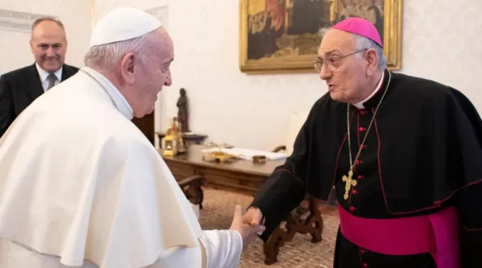 O papa Francisco cumprimenta o bispo Nicholas DiMarzio no Vaticano ?? 