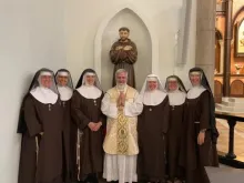 As clarissas da Adoração Perpétua do mosteiro de Nossa Senhora da Soledade em Tonopah, Arizona, EUA, acompanhadas por seu padre local.