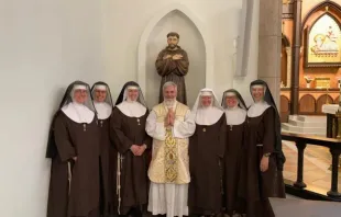 As clarissas da Adoração Perpétua do mosteiro de Nossa Senhora da Soledade em Tonopah, Arizona, EUA, acompanhadas por seu padre local.