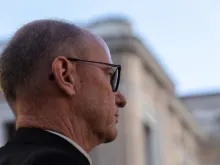 O bispo James Conley, de Lincoln, Nebraska (fotografado na Praça de São Pedro em 2019), criticou a Universidade de Nebraska por permitir que um aluno zombasse da missa num show de drag queens.