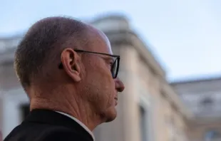 O bispo James Conley, de Lincoln, Nebraska (fotografado na Praça de São Pedro em 2019), criticou a Universidade de Nebraska por permitir que um aluno zombasse da missa num show de drag queens.