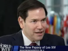 O secretário de Estado dos EUA, Marco Rubio, fala com o âncora da EWTN News, Raymond Arroyo, no programa “The World Over with Raymond Arroyo”, na quinta-feira (7).