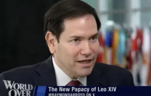 O secretário de Estado dos EUA, Marco Rubio, fala com o âncora da EWTN News, Raymond Arroyo, no programa “The World Over with Raymond Arroyo”, na quinta-feira (7).