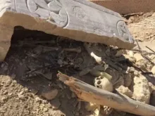 O túmulo profanado de Mar Elian em agosto de 2015.