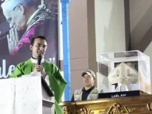 Padre Edgar Rimaycuna Inga, secretário do papa Leão XIV em missa no domingo (10), em Chiclayo, Peru.