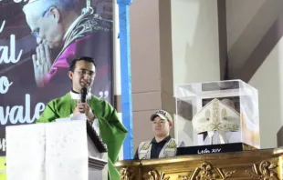 Padre Edgar Rimaycuna Inga, secretário do papa Leão XIV em missa no domingo (10), em Chiclayo, Peru.