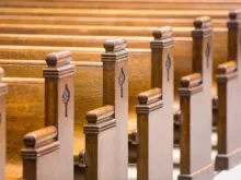 Bancos de igreja. Imagem referencial.