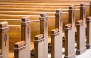 Bancos de igreja. Imagem referencial.