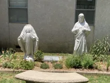 Uma estátua vandalizada de Nossa Senhora, a Mãe de Deus, na Paróquia de São Leão, em Hartford, Arkansas, EUA, em julho do ano passado.