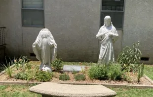 Uma estátua vandalizada de Nossa Senhora, a Mãe de Deus, na Paróquia de São Leão, em Hartford, Arkansas, EUA, em julho do ano passado.