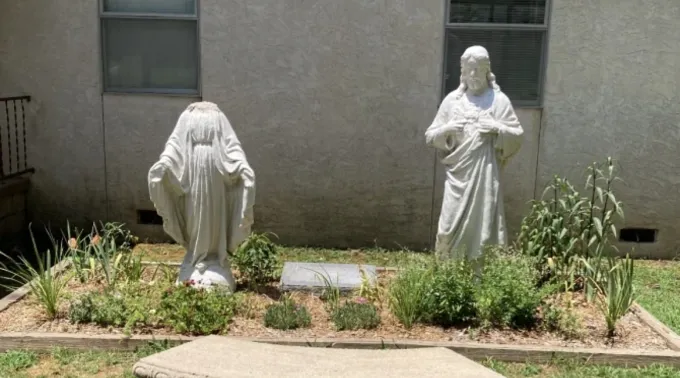 Estátua vandalizada de Nossa Senhora nos EUA em julho de 2024 ?? 