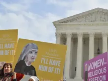 Freiras demonstram apoio às Irmãzinhas dos Pobres em frente à Suprema Corte dos EUA, onde foram ouvidos os argumentos orais em 23 de março de 2016, no caso Zubik v. Burwell, contra uma determinação do Departamento de Saúde e Serviços Humanos dos EUA (HHS, na sigla em inglês).