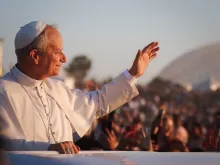 O papa Leão XIV saúda e abençoa a multidão reunida na Universidade Tor Vergata, em 2 de agosto de 2025, para a vigília de oração do Jubileu da Juventude.