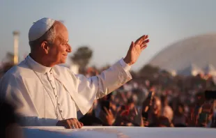 O papa Leão XIV saúda e abençoa a multidão reunida na Universidade Tor Vergata, em 2 de agosto de 2025, para a vigília de oração do Jubileu da Juventude.