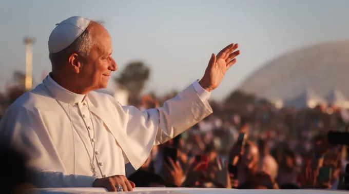 Leão XIV saúda e abençoa a multidão reunida na Universidade Tor Vergata em 2 de agosto de 2025 ?? 