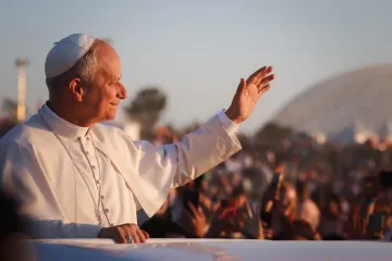 Leão XIV saúda e abençoa a multidão reunida na Universidade Tor Vergata em 2 de agosto de 2025