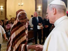 Papa Leão XIV cumprimenta refugiada acolhida pela diocese italiana de Albano.