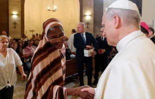 Papa Leão XIV cumprimenta refugiada acolhida pela diocese italiana de Albano.