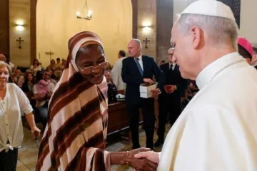 Papa Leão XIV cumprimenta refugiada acolhida pela diocese italiana de Albano