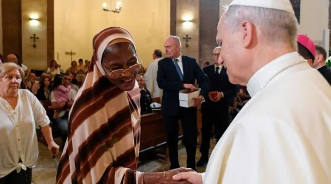 Papa Leão XIV cumprimenta refugiada acolhida pela diocese italiana de Albano ?? 
