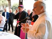 O papa Leão XIV cumprimenta hoje (17) participantes de almoço no Borgo Laudato Si' em Castel Gandolfo, Itália