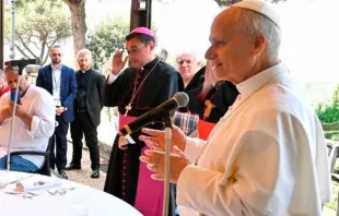 O papa Leão XIV cumprimenta hoje (17) participantes de almoço no Borgo Laudato Si' em Castel Gandolfo, Itália