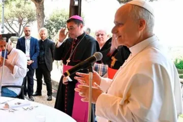 Leão XIV cumprimenta participantes de almoço no Borgo Laudato Si' em Castel Gandolfo em 17 de agosto de 2025