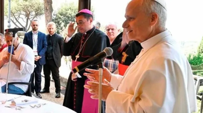 Leão XIV cumprimenta participantes de almoço no Borgo Laudato Si' em Castel Gandolfo em 17 de agosto de 2025 ?? 