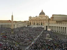 Milhares de pessoas lotam a praça de São Pedro para a missa de boas-vindas ao Jubileu da Juventude, em 29 de julho de 2025, no Vaticano.