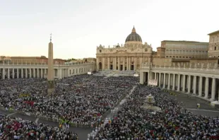 Milhares de pessoas lotam a praça de São Pedro para a missa de boas-vindas ao Jubileu da Juventude, em 29 de julho de 2025, no Vaticano.